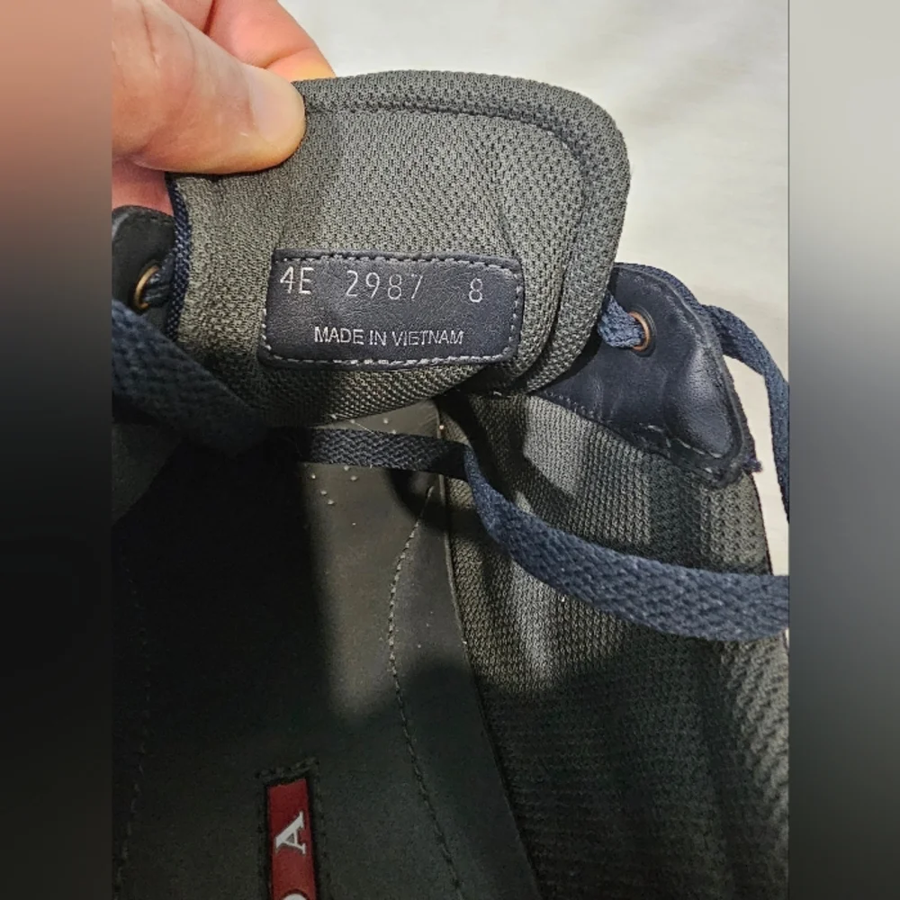 PRADA - Picture 3 of 8